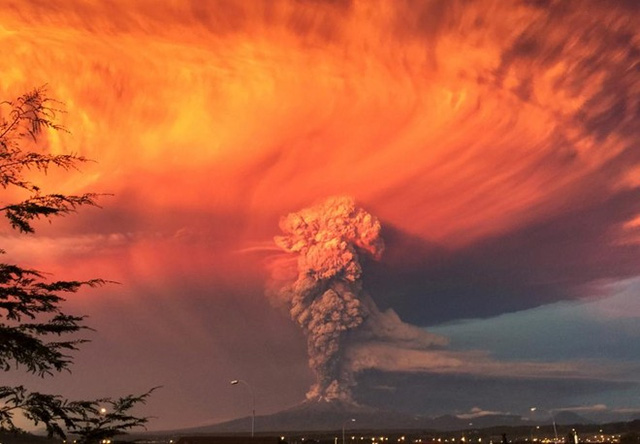 Tro bụi bốc lên không trung sau khi núi lửa Calbuco ở Puerto Montt, Chile thức giấc hôm 22/4. Cột khói bụi cao nhiều km gây cản trở các hoạt động giao thương hàng không trong khu vực...báo động về các thảm họa môi trường.
